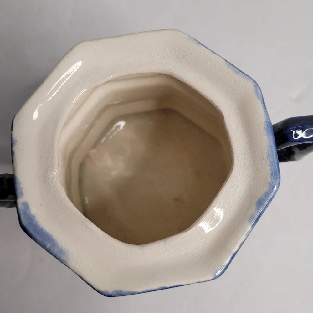 Ceramic sugar bowl with a lid. 272